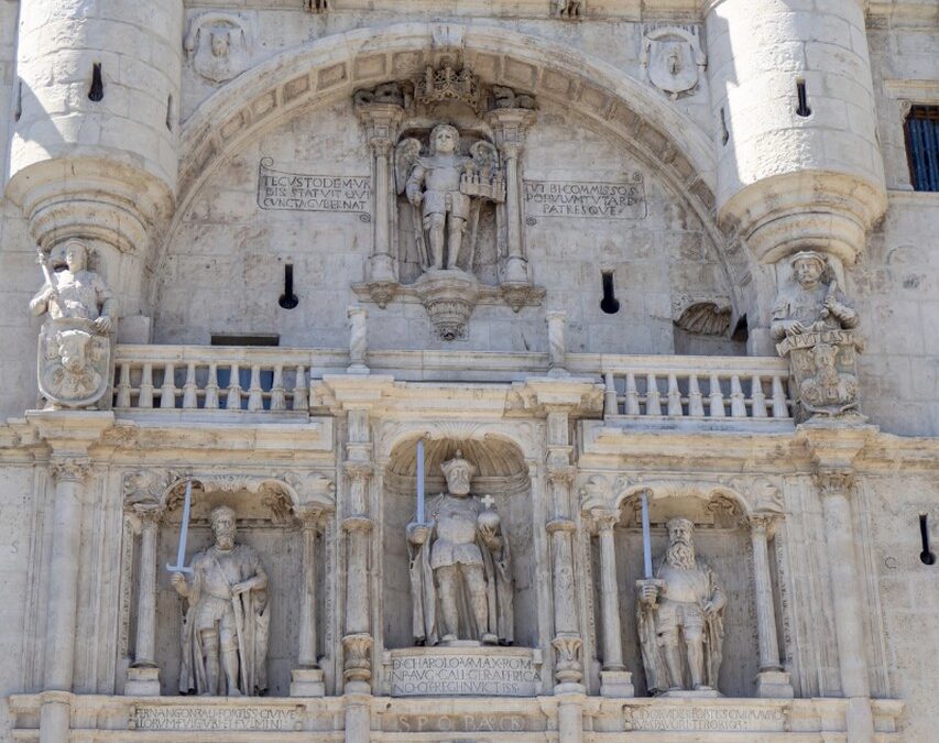 Antigüedades espectaculares como el Arco de Santa María en Burgos.